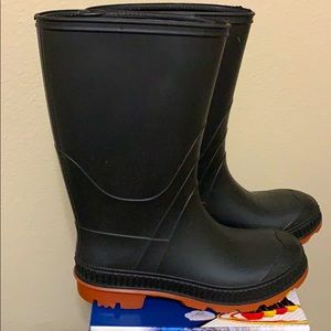 Boy’s black rain boots